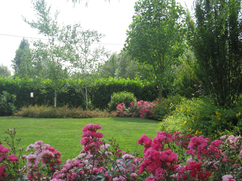 giardino naturale con erba sintetica