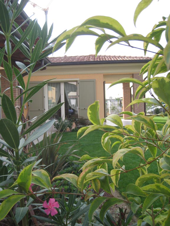 giardinetto di casa con erba sintetica