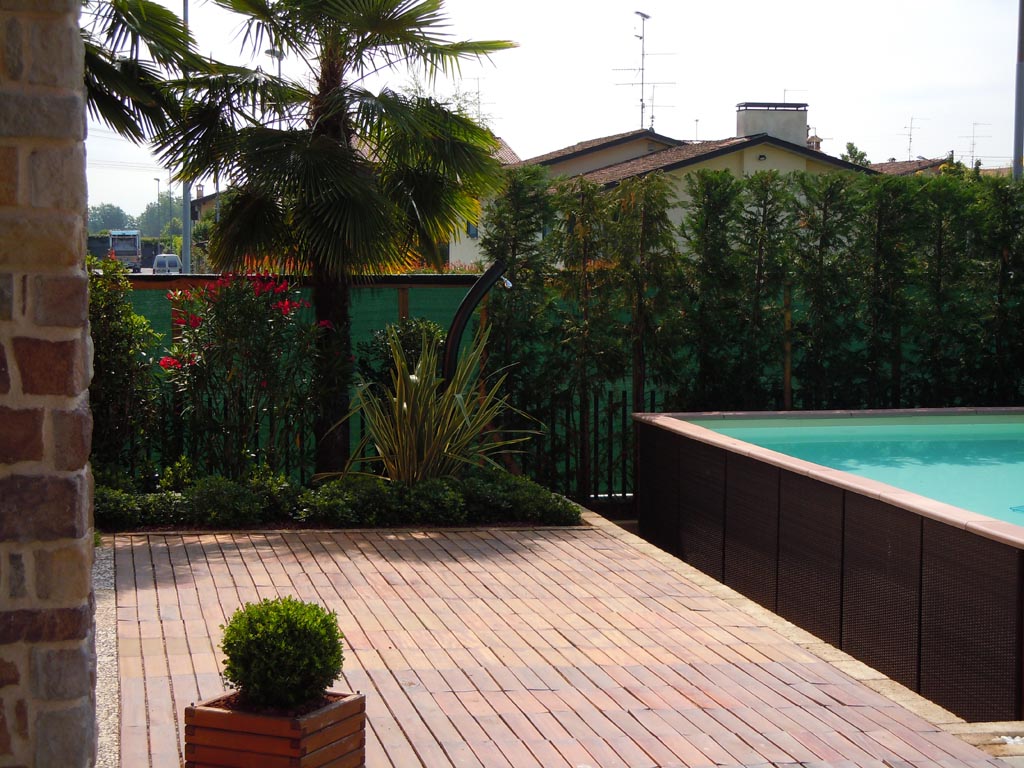 piscina con giardino naturale