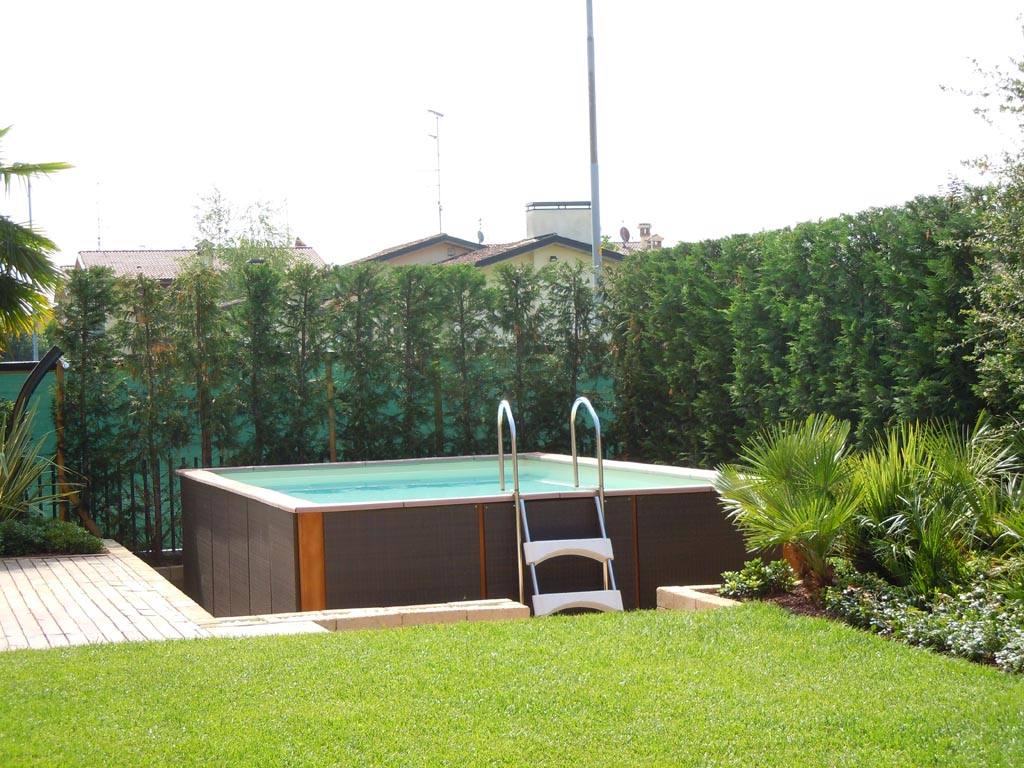 giardinetto di casa con erba sintetica e piscina