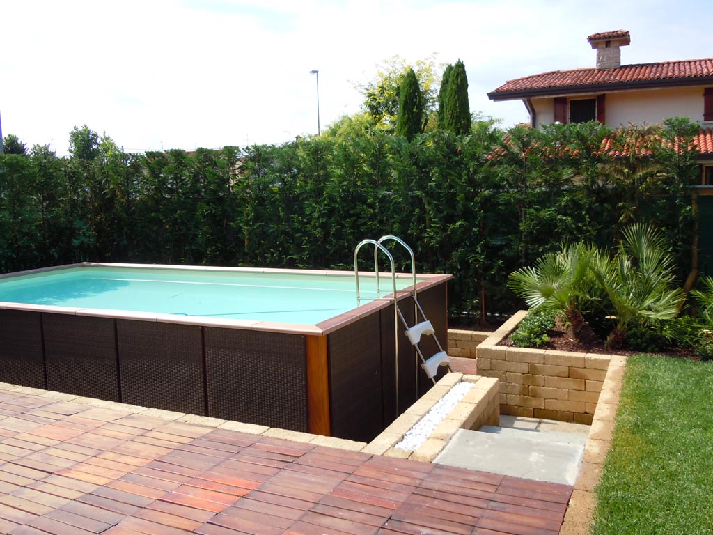 giardinetto di casa con erba sintetica e piscina