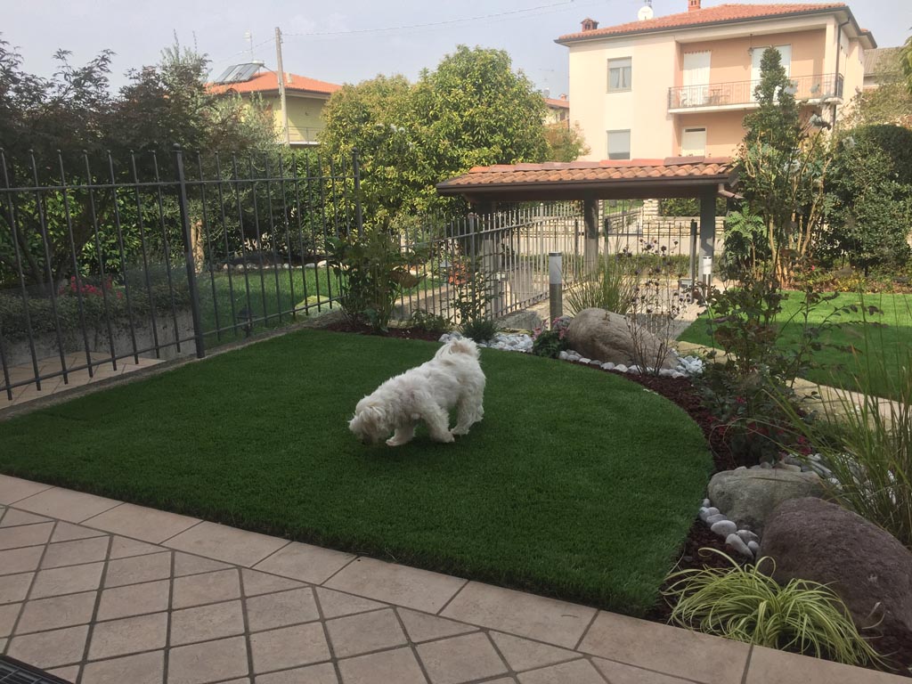 giardino naturale con erba sintetica adatta ai cani