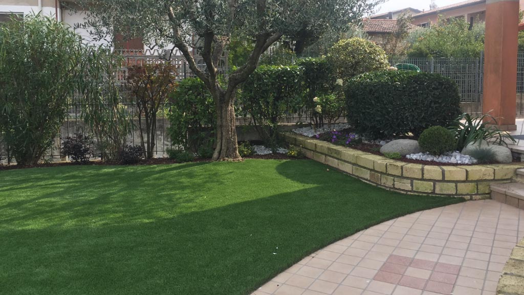 giardino naturale con erba sintetica adatta ai cani