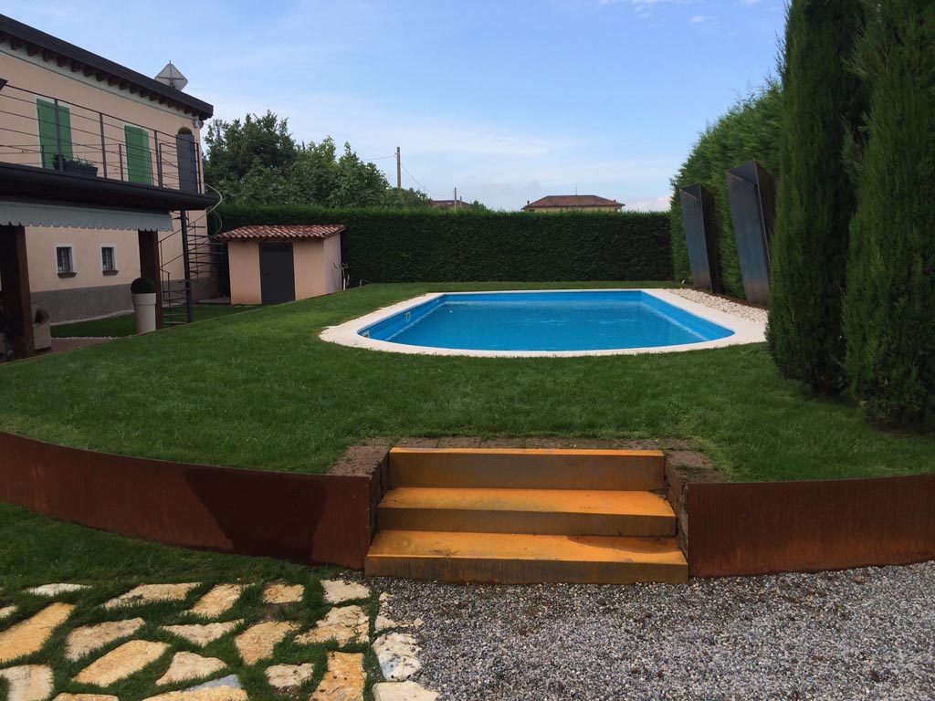 giardino naturale con erba sintetica e piscina