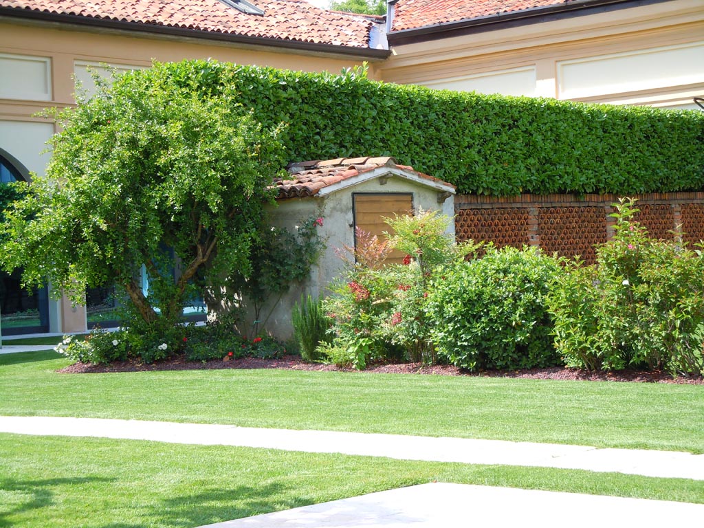 casa con erba sintetica