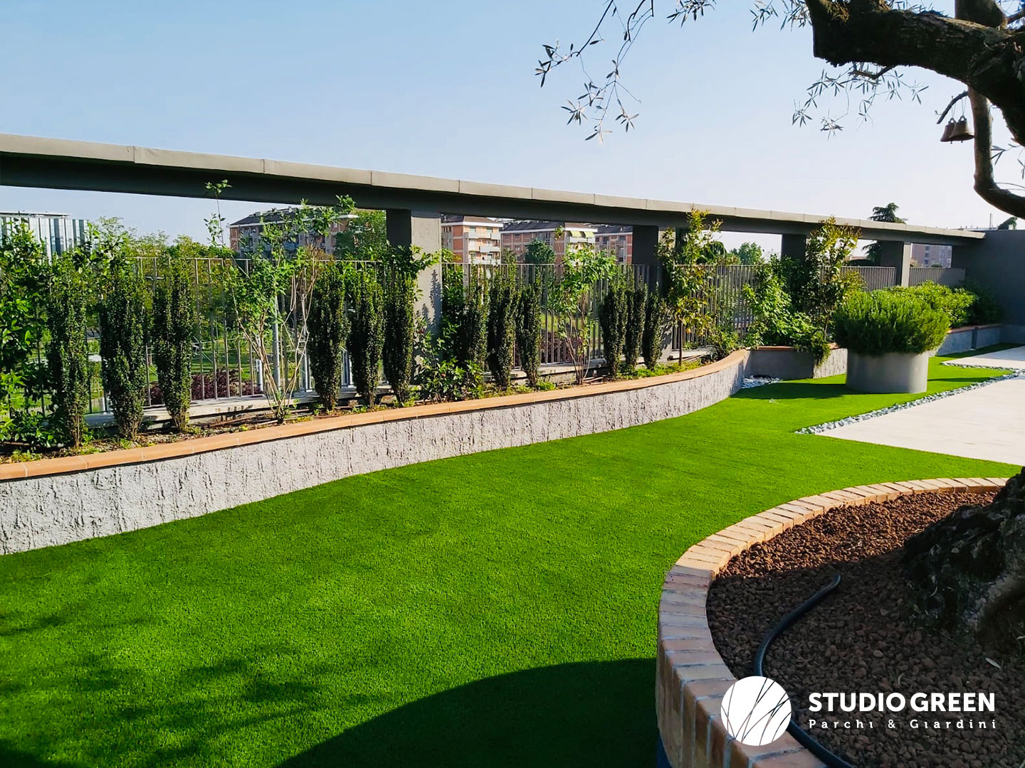 terrazza con erba sintetica vista citta