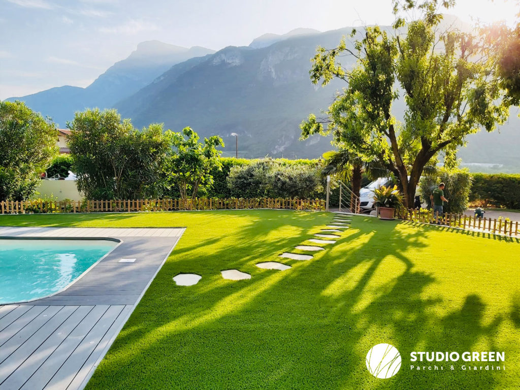 vista montagna prato sintetico con piscina e camminamento